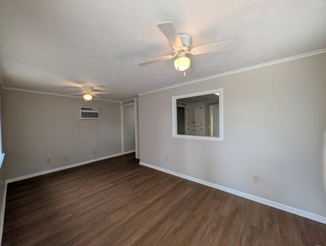Building Photo - 1003 Jackson St Ext