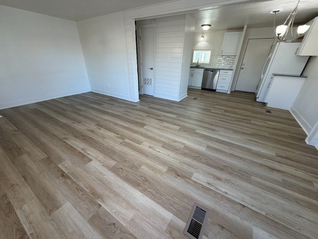 Building Photo - 8401 Peakview Dr