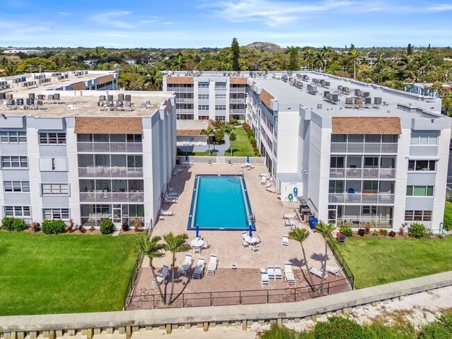 Building Photo - 1502 S Lakeside Dr
