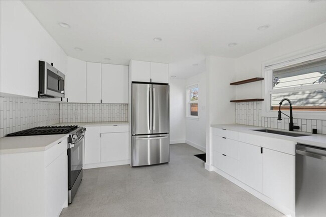 Foto del edificio - 4303 Baker Ave NW