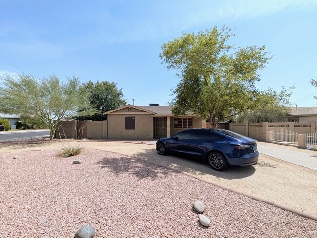 Building Photo - 2443 E Earll Dr