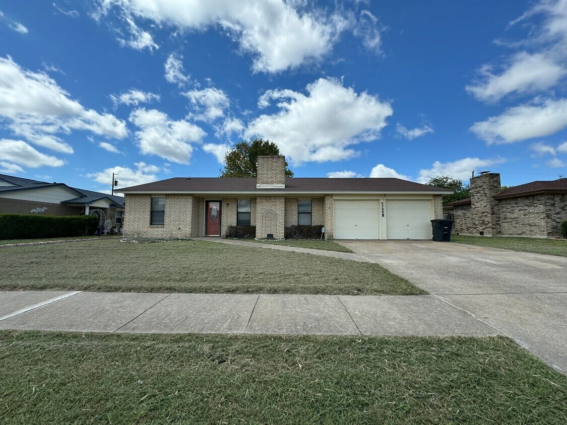 Foto principal - 3 bedroom 2 bath Refreshed