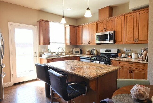 Building Photo - Beautiful and Modern 3 Bedroom 3.5 Bath Tr...