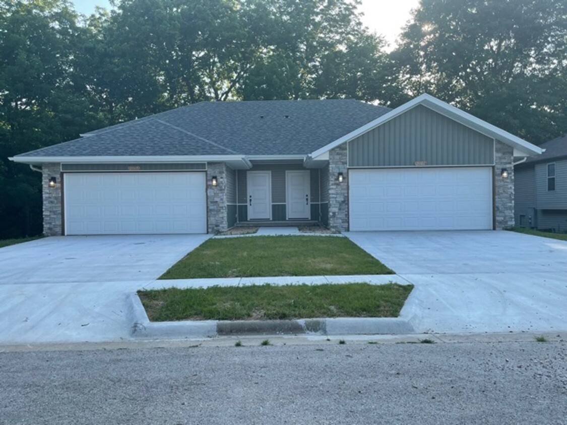 Primary Photo - Beautiful newly built duplex in southwest ...