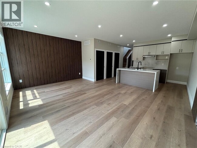 Building Photo - 73 Mary St
