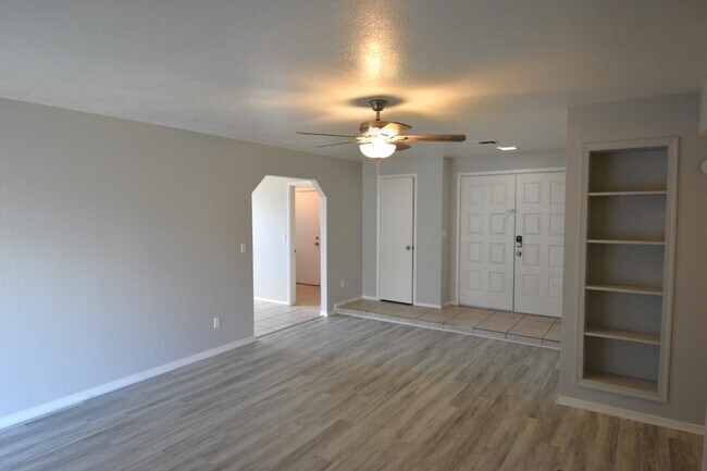 Building Photo - 8644 W Golden Ln