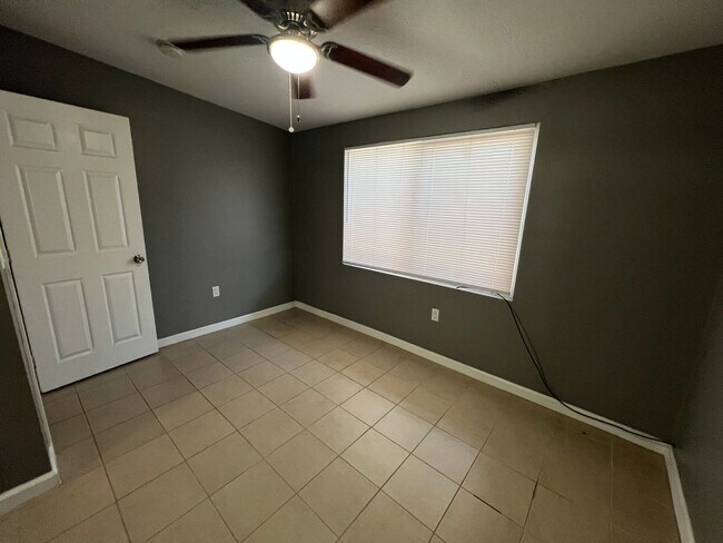 Building Photo - 411