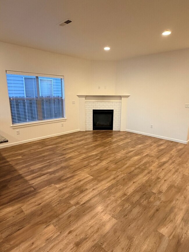 Foto del edificio - Beautiful Home w/Gas Fireplace, Plank Flooring, Fenced Yard, Garage, W/D & MORE!