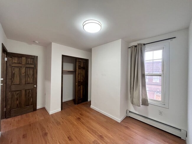 Foto del edificio - 64-03 Perry Ave