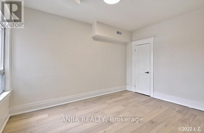 Photo du bâtiment - 812 Logan Ave