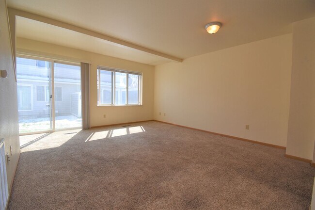 Foto del edificio - Townhouse style 2bed 1.5bath with attached garage