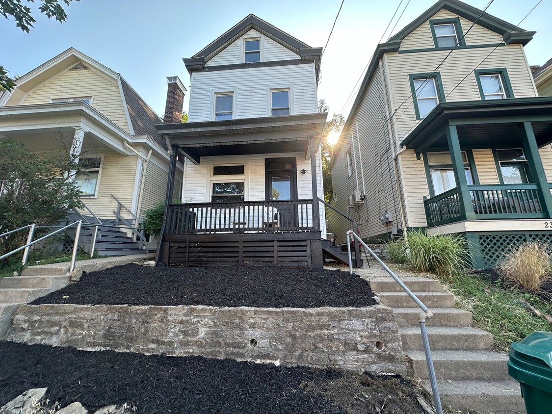 Primary Photo - CLIFTON - Adorable upper floors of 2 family