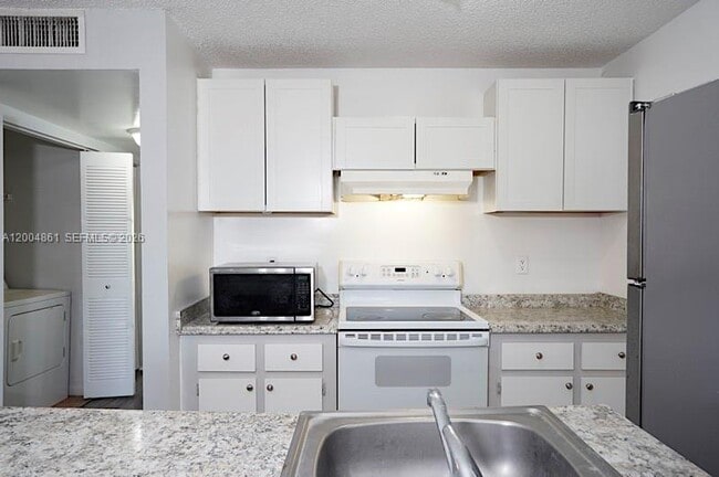 Foto del edificio - 1727 Meadows Cir W