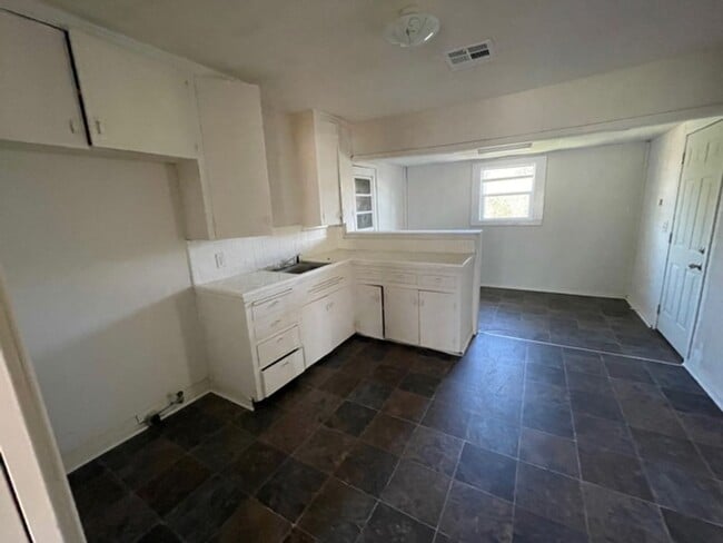 Building Photo - 2212 Jane St