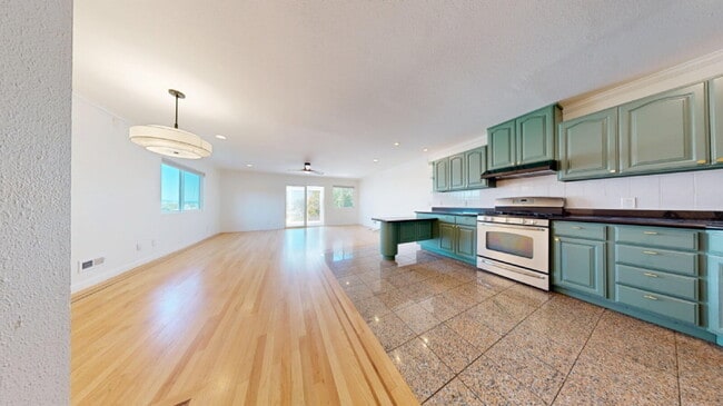 Building Photo - Spacious 3BD/3BA Home with Sunroom, Renova...
