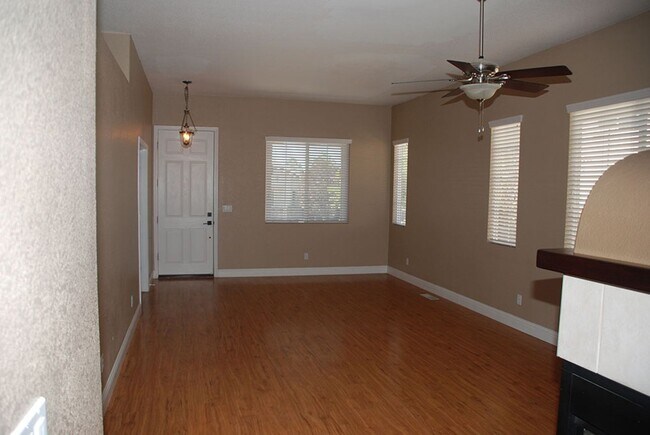 Foto del edificio - Beautiful 4 br, 2 bath, 2 car garage Home in Sparks.