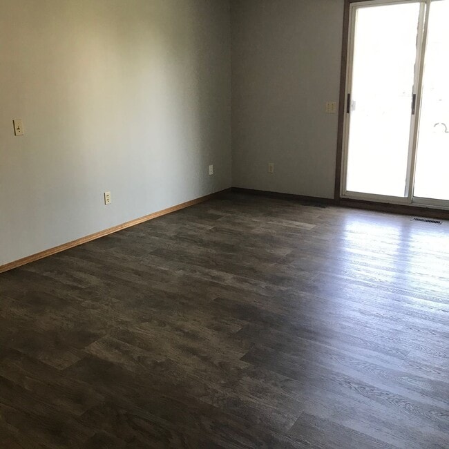 Building Photo - 3 Bed 1.5 Bath Unit in Red Deer, AB
