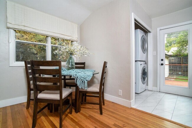 Foto del edificio - Remodeled 2 Bedroom Home with Yard near UC...
