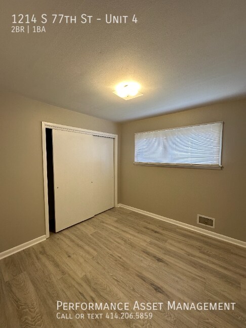 Building Photo - Cozy West Allis 2 Bedroom Apartment