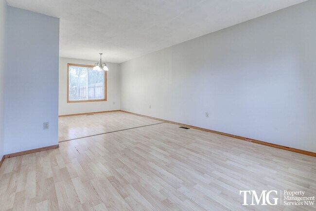 Building Photo - Spacious 3BD Home in Orchards with a MASSI...