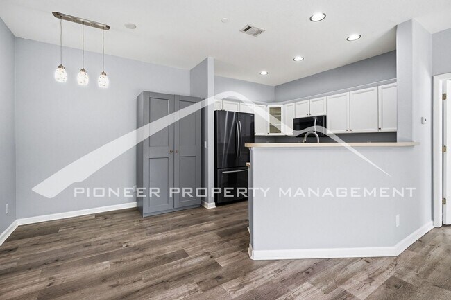 Foto del edificio - Spacious Condo with Central AC and Washer/Dryer