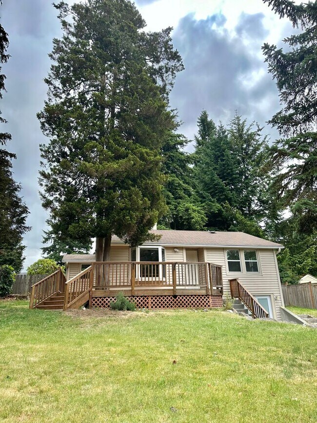 Foto del edificio - Charming 2-Bedroom, 2- bathroom Home with Bonus Space & Prime Shoreline Location