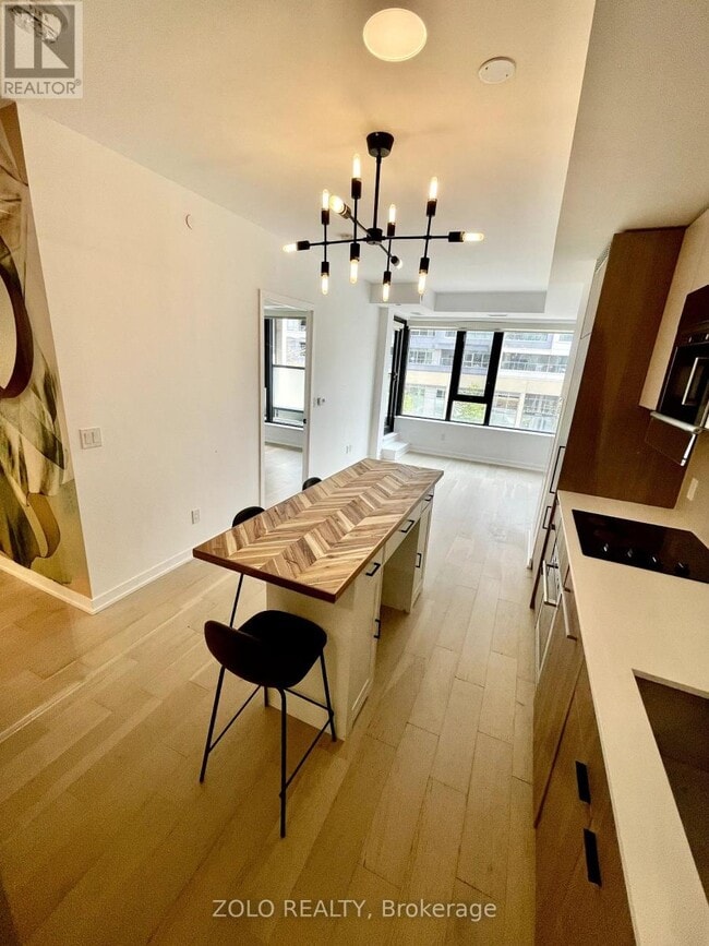 Building Photo - 840-840 St Clair Ave W