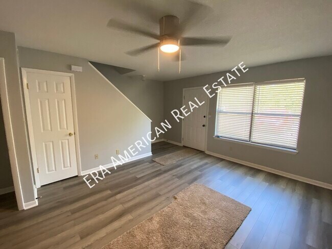 Building Photo - Convenient location!