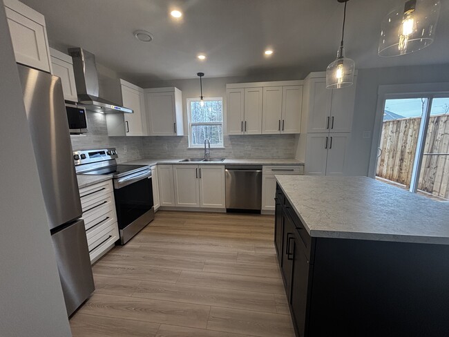 Building Photo - 156 Teaberry Ave