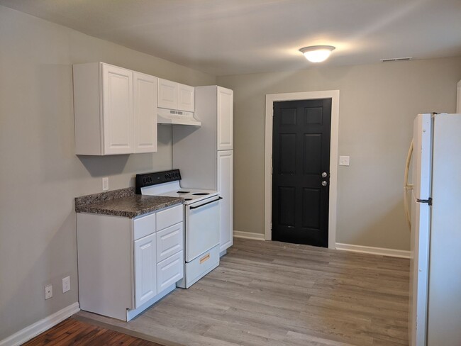 Foto del edificio - Remodeled, New Kitchen, Real Hardwood!