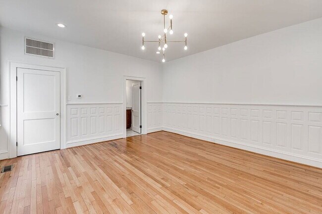 Building Photo - 2025 Monument Ave