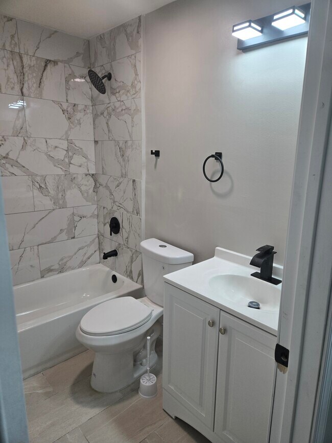 Hall bath - 417 Ashton Ln