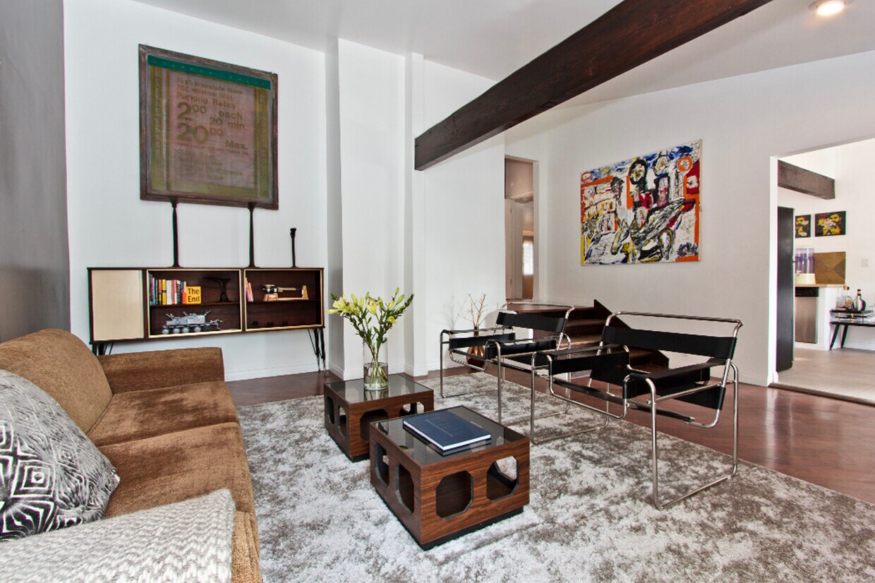 Primary Photo - 2138 N Cahuenga Blvd