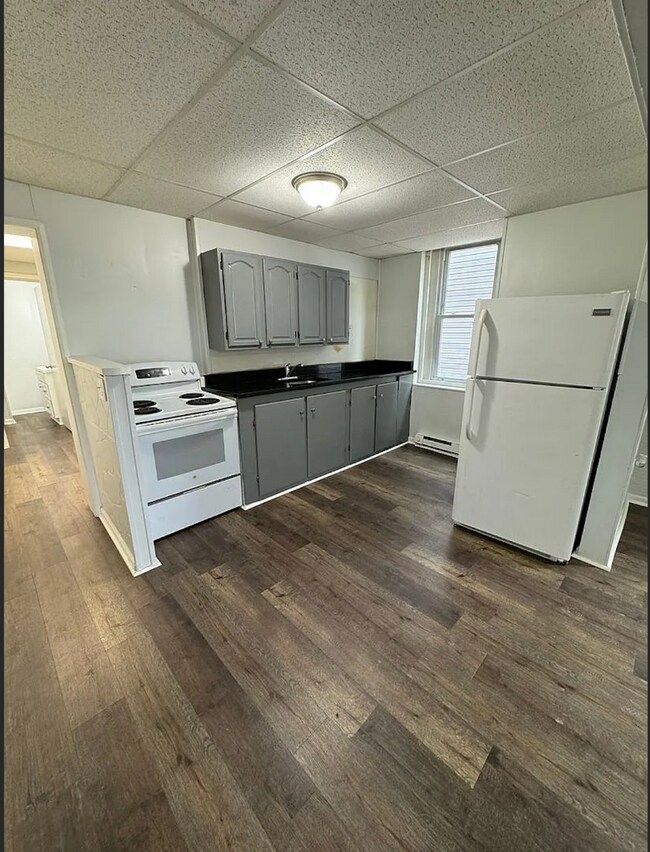 Foto del edificio - Completely Remodeled Spacious One-Bedroom Apartment First Floor
