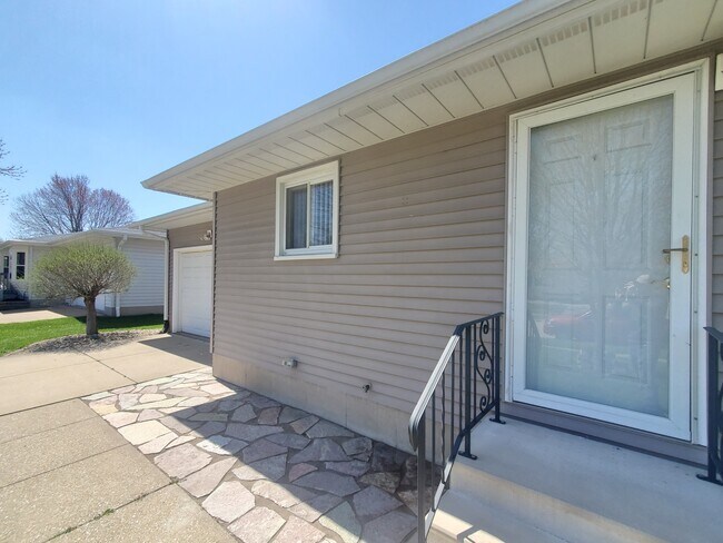 Building Photo - 2217 Cherokee Dr