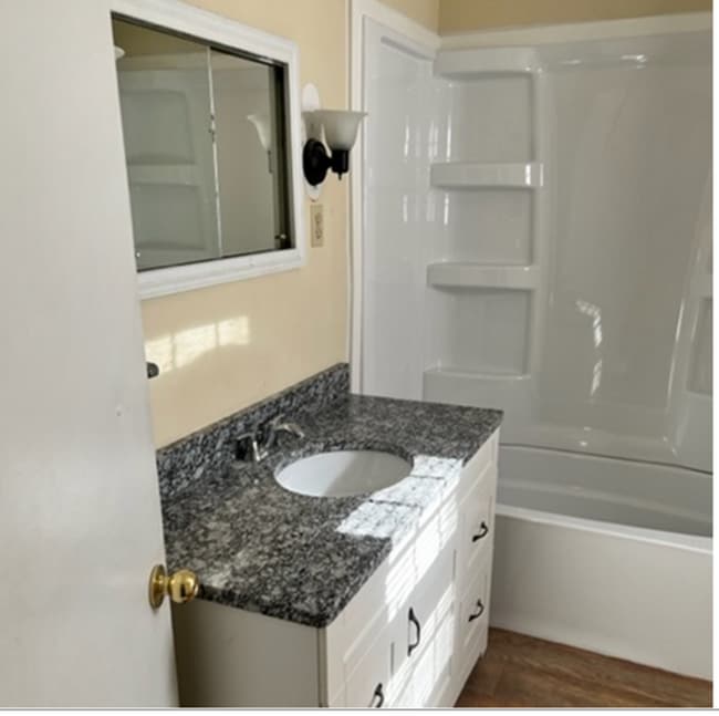Building Photo - 2 Bedroom Home with Large Kitchen. Pet Friendly!!!