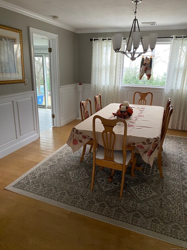 Foto del edificio - 5 Meadow Wood Rd