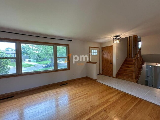 Building Photo - 9554 Crestwood Ave