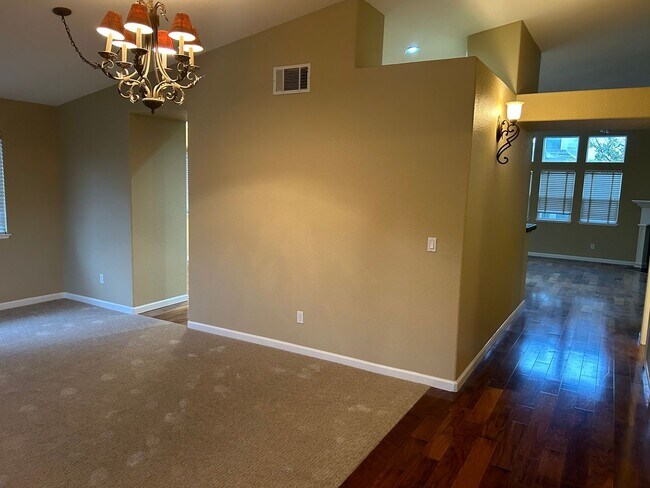 Building Photo - Beautiful Single Story 3 bedroom, 2.5 Bath...