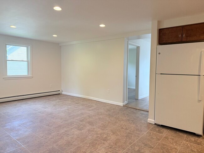 Comedor - 127 Elm St