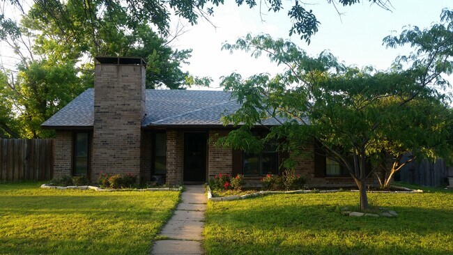 Building Photo - 2501 Majestic Dr
