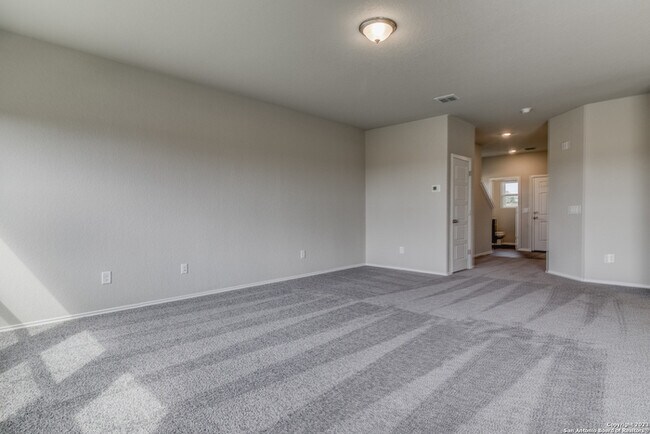 Foto del edificio - A charming 4 beds and 2.5 bath is now ready!
