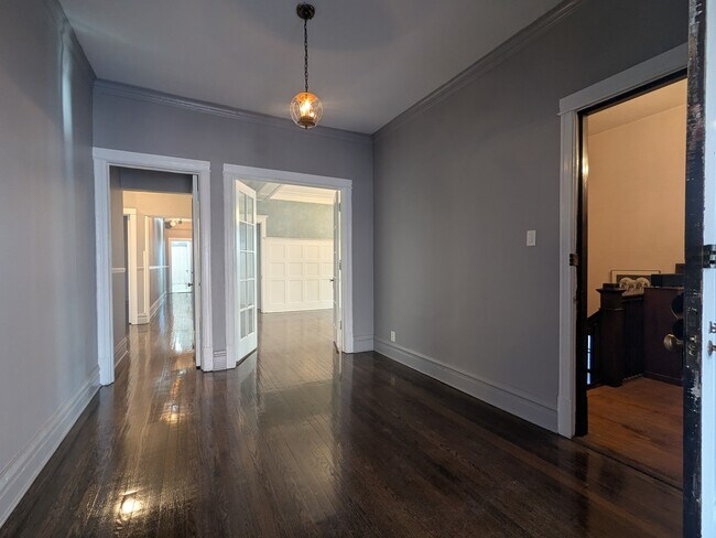 Building Photo - 5630 N Kenmore Ave