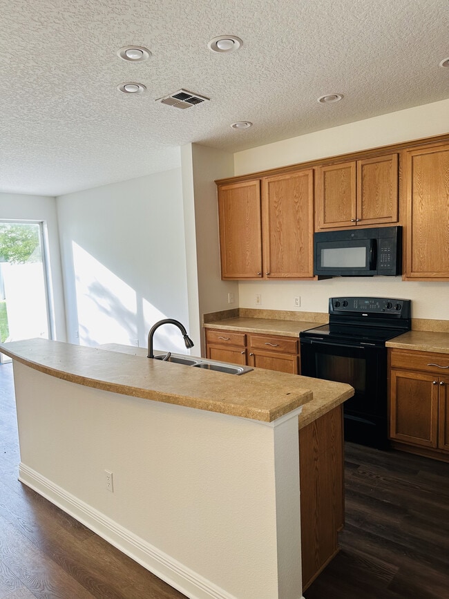 Kitchen - 518 Lake Eagle Ln