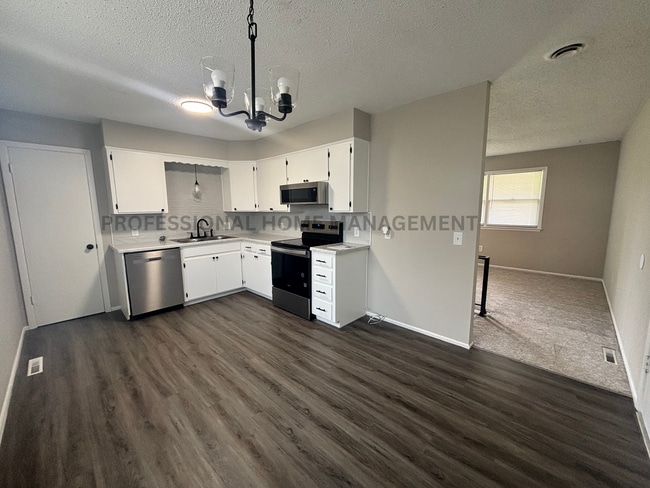 Building Photo - Beautifully remodeled 3 bedroom 1 bath! Coming Available Soon!
