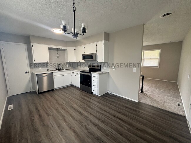 Foto del edificio - Beautifully remodeled 3 bedroom 1 bath! Coming Available Soon!