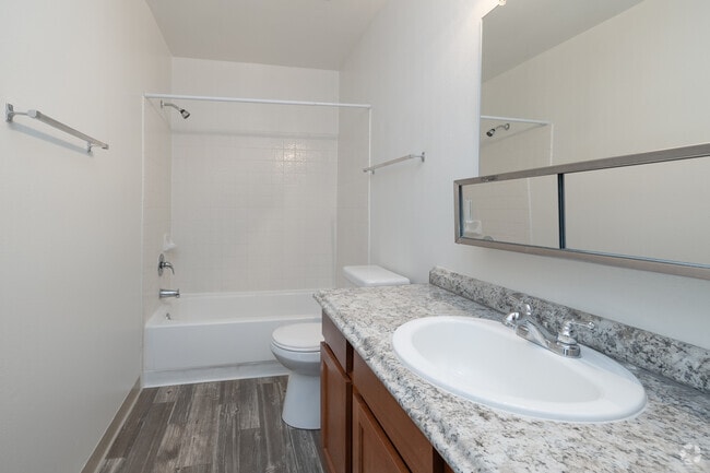 1BR, 1BA - 624SF - Bathroom - Altamira Apartments