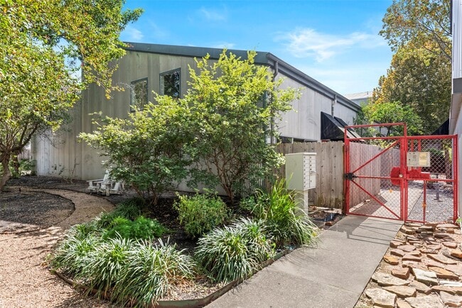 Foto del edificio - 5221 Blossom St