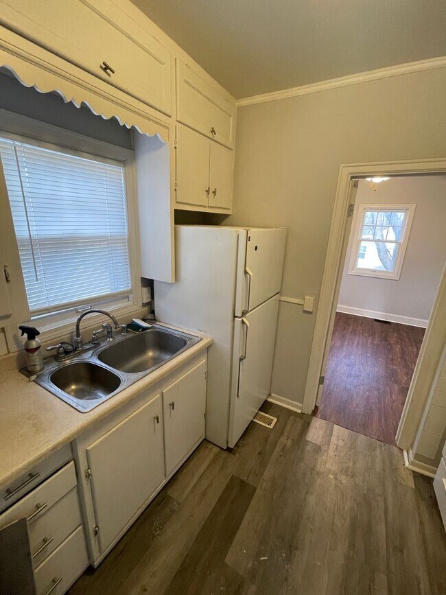 Building Photo - 2 Bedroom Benson Charmer!!