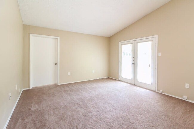 Building Photo - 1504 Colonnade Dr